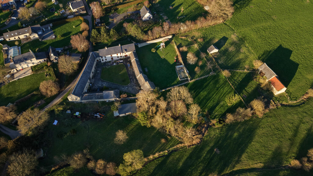 vue aérienne d'un corps de ferme