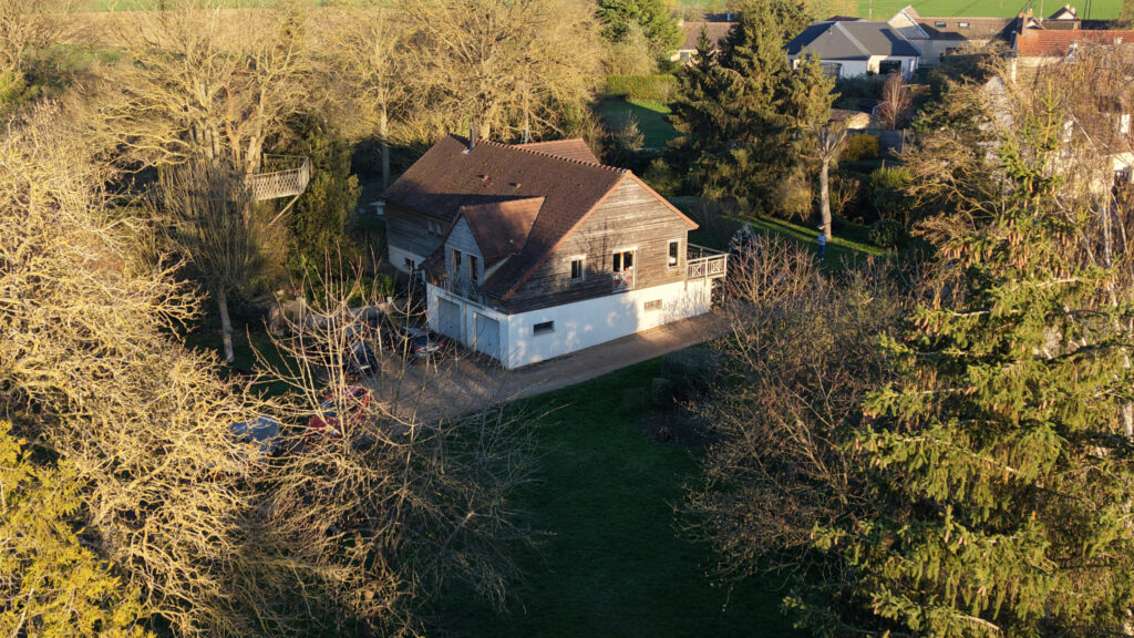 maison bardage bois sur terrain arboré